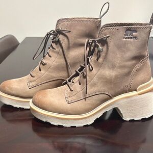 Sorel Women's Tan Lace Up Boots